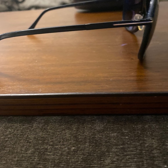 I’m selling black oversized aviators by Tom ford - Picture 5 of 7